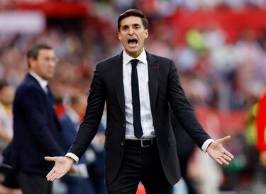 Diego Alonso da instrucciones en la banda a su equipo.