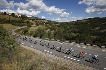 En una etapa ganada por Awout Van Aert, Alaphilippe perdió el liderato tras una penalización de 20 segundos. Adam Yates es el nuevo mailot amarillo y hay 4 colombianos en el top 10: Egan, Nairo, López y Chaves. 