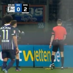 La reacción de los jugadores del Bochum tras el vasazo al línier de sus fans que se ha hecho TT