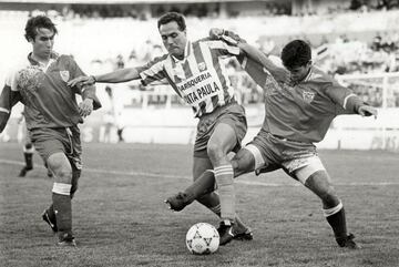 Mario Husillos controla un balón en un partido de 1992.