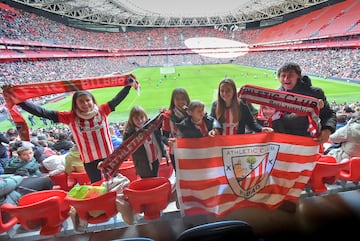 Gran ambiente en el estadio San Mams.