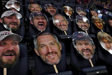 Las caretas del ídolo local Alexander Ovechkin inundaron el Capital One Arena de Washington DC con motivo del homenaje que se brindó al extremo izquierdo ruso con motivo de su gol número 900 en la NHL, antes del partido que enfrentaría a los Capitals con los Winnipeg Jets el 26 de noviembre. El partido lo ganarían los capitalinos por 4 a 3.