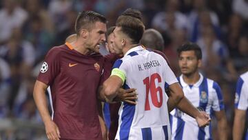PORTO, PORTUGAL - AUGUST 17: Kevin Strootman of AS Roma and Hector Herrera of FC Porto reactduring the UEFA Champions League Playoff match between Porto and AS Roma on August 17, 2016 in Porto, Portugal. (Photo by Luciano Rossi/AS Roma via Getty Images)