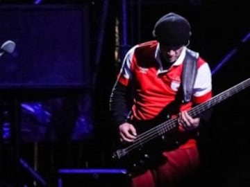 Aunque no es con la camiseta de la Selección, el bajista australiano de Red Hot Chili Pepers hizo tributo al fútbol colombiano en el escenario con la camiseta de Independiente Santa Fe en 2014.