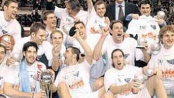 <b>VAN CUATRO.</b> La plantilla del Tau Vitoria celebra su cuarto título de Copa del Rey, logrados en las diez últimas ediciones.