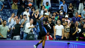 El tenista australiano Nick Kyrgios abandona la pista tras su derrota ante Karen Khachanov en los cuartos de final del US Open.