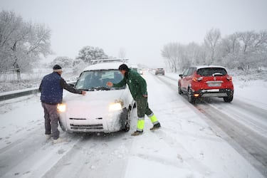 Varios vehículos circulan con la nieve por la M-607 en Madrid.