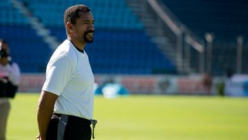 Foto durante el Evento -Tu Esfuerzo es Mi Futuro- de UNICEF-PRIVALIA con los Exjugadores Adrian Chavez y Manuel Negrete, en el Estadio Azul, en la foto: Adrian Chavez 



14/10/2016/MEXSPORT/Osvaldo Aguilar