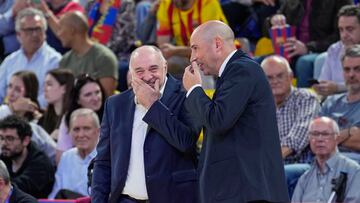 Joan Peñarroya junto a Pablo Laso, antes del partido de la Euroliga entre el Barcelona y Baskonia de este viernes.
