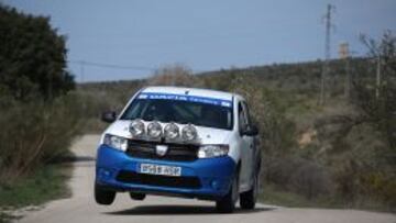 El Dacia Sandero con el que competirán las chicas.