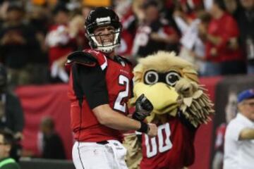 Matt Ryan es otro que ten¨ªa la Fuerza de su lado el domingo. Aqu¨ª le vemos celebrando uno de sus muchos touchdowns ante la atenta mirada de un ewok.
