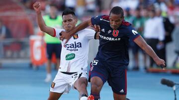 CH01. SANTIAGO (CHILE), 13/02/2019.- Jean Beausejour (d) de Universidad de Chile disputa el balón con Alexis Arias (i) de Melgar durante el partido de vuelta por la segunda fase de la Copa Libertadores entre la Universidad de Chile y el Foot Ball Club Melgar peruano, este miércoles, en el Estadio Nacional de Chile, en Santiago (Chile). EFE/Elvis González