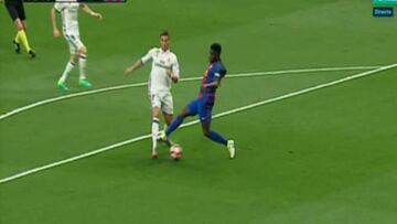 Acción del momento en el que Umtiti podría hacer penalti sobre Cristiano Ronaldo en el Clásico disputado en el Bernabéu.