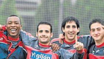<b>BUEN AMBIENTE. </b>Congo, Omar, Karanka y Marcos Landeira, bromeando durante el entrenamiento de ayer en Mareo.