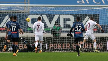 BERGAMO, ITALY - FEBRUARY 06: Andrea Belotti of Torino FC scores the rebound for his team's first goal, after missing a penalty during the Serie A match between Atalanta BC and Torino FC at Gewiss Stadium on February 06, 2021 in Bergamo, Italy. Spor