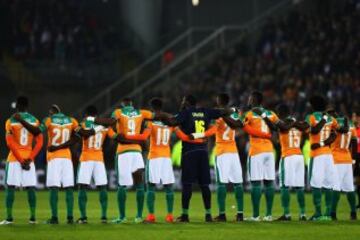 LENS, FRANCE - NOVEMBER 15:  The team of The Ivory Coast stand for a minute silence prior to the International Friendly match between France and Ivory Coast held at Stade Felix Bollaert Deleis on November 15, 2016 in Lens, France.  (Photo by Dean Mouhtaro