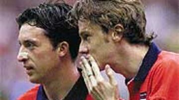 <B>NUEVO LÍO</B>. Fowler y McManaman, en una concentración de la selección inglesa.