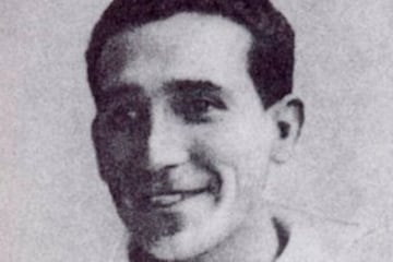 Fundador y máximo ídolo en la historia de Colo Colo. Precursor del fútbol profesional en Chile falleció trágicamente en 1927. 