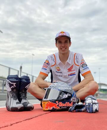 Álex Márquez, con las botas, el casco y los guantes que usará en el test.