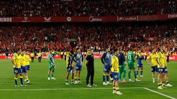 SEVILLA, 13/05/2025.- Los jugadores de la UD Las Palmas al finalizar el partido de la jornada 36 de LaLiga que Sevilla FC y UD Las Palmas disputaron este martes en el estadio Ramón Sánchez-Pizjuán. EFE/Julio Muñoz