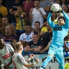 Guillermo Ochoa empata en la segunda jornada con el Standard