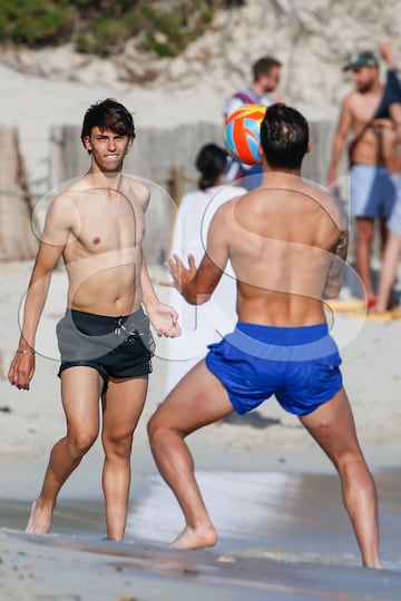 El jugador portugués disfruta de las maravillosas playas ibicencas en compañía de un nutrido grupo de amigos mientras espera decidir su futuro.