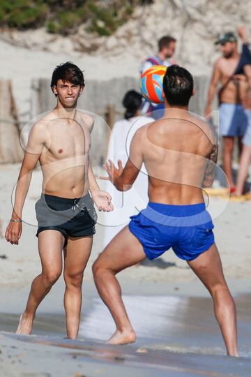 El jugador portugués disfruta de las maravillosas playas ibicencas en compañía de un nutrido grupo de amigos mientras espera decidir su futuro.