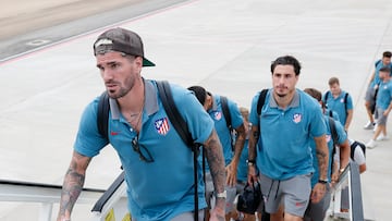 Rodrigo de Paul y Giménez encabezan la subida del Atlético al vuelo chárter ayer en Madrid para desplazarse a Bilbao, donde hoy se medirán al Athletic en San Mamés.