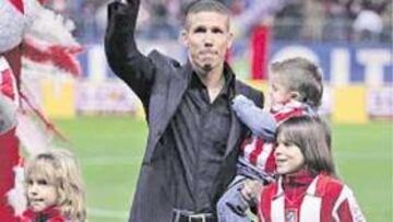 <b>AL BANCO. </b>El Cholo adelanta su retirada del campo tres meses.