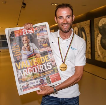 Alejandro Valverde sostiene un ejemplar de AS con la conquista de su Mundial de ciclismo en 2018.