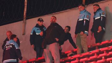 “Tengo a mi hijo detenido en Argentina, sin ropa, ni documentos... La policía los estaba esperando afuera del estadio”