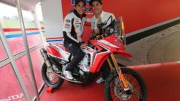 DAKARIANO. Márquez subido en la Honda que Barreda utilizará en la próxima edición del Dakar.