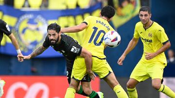 Real Betis' Spanish midfielder #22 Isco vies with Villarreal's Spanish midfielder #10 Daniel Parejo during the Spanish Liga football match between Villarreal CF and Real Betis at La Ceramica stadium in Vila-real on August 13, 2023. (Photo by JOSE JORDAN / AFP)