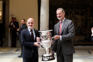 Copa Stadium: Felipe VI entrega a Antonio Corripio presidente del Real Grupo de Cultura Covadonga. Este galardón premia a la persona o entidad que haya destacado por su especial contribución durante el año a tareas de promoción y fomento del deporte.