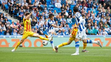 SAN SEBASTIÁN, 13/05/2023.- El delantero japonés de la Real Sociedad Takefusa "Take" Kubo (c) dispara a portería ante la oposición de Miguel Gutiérrez (i), defensa del Girona, durante el partido de Liga entre Real Sociedad y Girona, que disputan este sábado en el Reale Arena de San Sebastián. EFE/ Javier Etxezarreta
