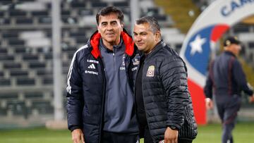 El entrenador de Curicó Unido, Damián Muñoz, es fotografiado durante el partido de Primera Division contra Colo Colo disputado en el estadio Monumental.