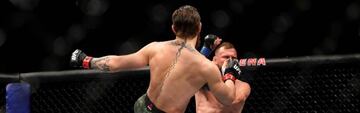 Conor McGregor golpea a Donald Cerrone durante el UFC 246.