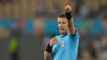 Italian referee Daniele Orsato gestures during the UEFA EURO 2020 Group E football match between Spain and Poland at La Cartuja Stadium in Seville, Spain, on June 19, 2021. (Photo by David Ramos / POOL / AFP)