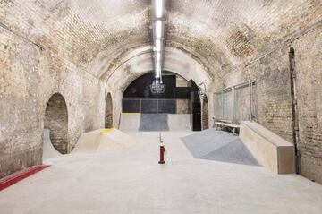 Cinco túneles que ocupan 30.000 metros cuadrados bajo el metro de Londres -concretamente bajo la estación de Waterloo- albergan un cine, bar, sala de conciertos, galerías e incluso un skatepark para skate y bmx, las dos disciplinas deportivas urbanas que toca la enseña. Tiene zona de street, miniramp y un bowl. Se puede acceder a él desde el túnel de graffiti más famoso de la ciudad (Leake Street). 