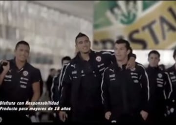 Gary Medel, Arturo Vidal y Alexis Sánchez fueron protagonistas de un divertido comercial, en el que los hinchas de sus equipos lloraban porque se iban a la selección. Please don't go era la canción de fondo.