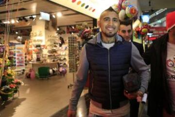 Arturo Vidal en el aeropuerto de Schwechat.