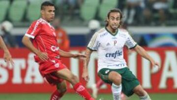 Valdivia maneja el balón ante Mogi Mirim, en su retorno al fútbol competitivo, el sábado pasado.