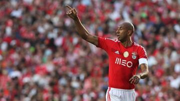 El líder de la saga 'roja' acogió a Suazo en el Benfica por poco menos de un año.