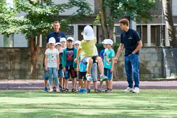 La leyenda del fútbol ucraniano y embajador de Laureus, Andriy Shevchenko, pidió más apoyo de salud mental para los jóvenes refugiados. 
Visitó una escuela de verano en Varsovia que está ayudando a los niños de Ucrania a recuperar el aprendizaje y el juego perdidos. 
Desde que la guerra se intensificó hace cinco meses, se han registrado al menos 5,8 millones de refugiados de Ucrania en toda Europa, la mitad de los cuales se estima que son niños y muchos no tienen acceso a la educación durante semanas.
Las escuelas de verano de Save the Children para niños de Ucrania en Polonia están proporcionando un refugio seguro donde los jóvenes refugiados pueden mejorar su educación, salud mental y bienestar psicosocial.