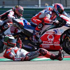Así fue la caída de Lorenzo en la primera curva de MotorLand