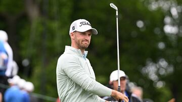 El golfista estadounidense Wyndham Clark golpea una bola durante la primera jornada del RBC Canadian Open.