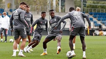 Jovic, Rodrygo, Vinicius, Mendy y Odegaard durante un lance del entrenamiento