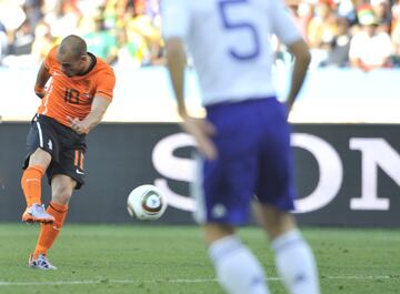 Wesley Sneijder fue el salvador de Holanda en su partido frente a Japón. El centrocampista sacó un perfecto derechazo (tras una dejada de su compatriota Van Persie) en el minuto 53 de partido para certificar el triunfo de los holandeses que pasaban de esa manera a los cuartos de final.