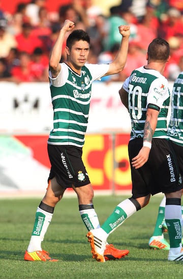 Antes de emigrar al América, el 'Hermoso' fue uno de los jugadores más contundentes que ha vestido la playera de Santos Laguna, en 2013, de su mano el Tri viajó al Mundial de Brasil 2014, pues la motivación que traía de su equipo lo convirtió en un referente del conjunto azteca