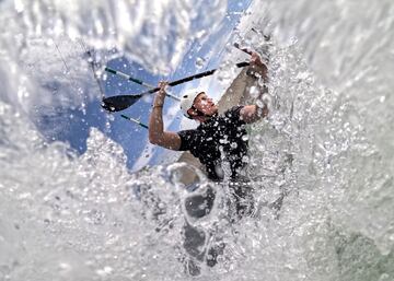 El palista neozelandés Finn Butcher rema por un curso de aguas bravas en el parque acuático Vector Wero Whitewater en Auckland, Nueva Zelanda. Butcher ha participado en un anuncio de la selección de Nueva Zelanda para promocionar el piragüismo en slalom con vistas a los próximos Juegos Olímpicos de París 2024.